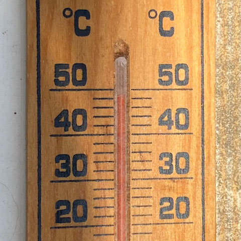 ベランダに置いた温度計：48度以上